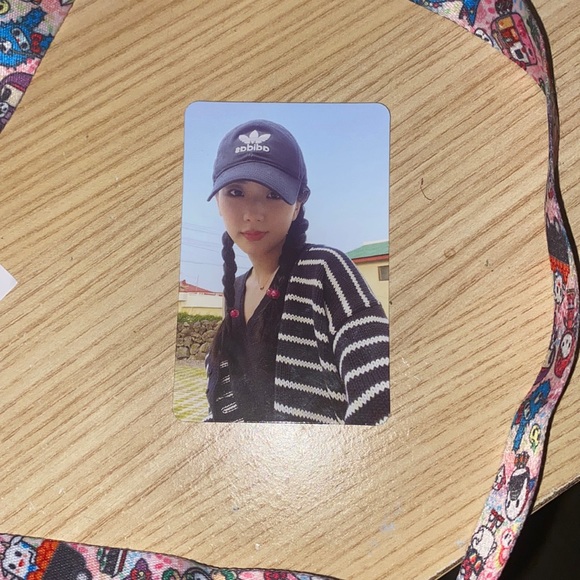 BORN PINK JISOO PHOTOCARD N POLAROID TOGETHER ! Both pics in order - Picture 2 of 4